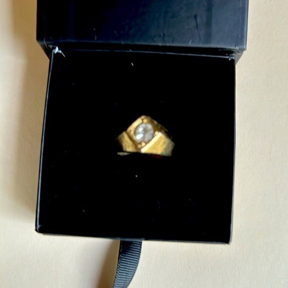 Large gold ton ring with diamond. - Picture 2 of 8